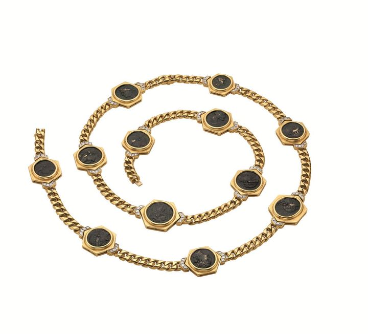 古代ギリシャのブロンズ コインとダイヤモンドがセットされたゴールド チェーンの「モネーテ コンバーチブル」ソートワール ネックレス（1978年 製作）