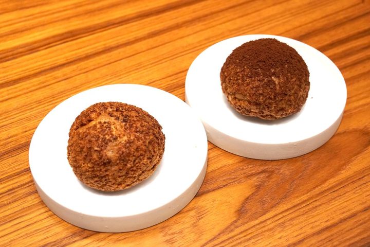 「カスタードシュークリーム」700円（左）、「ティラミスシュークリーム」700円（右）