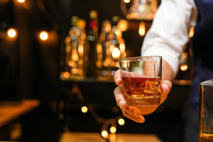 画像: 「最初はいいお客様だったのに、、、」バーテンダーが限界を感じた【迷惑な常連客】