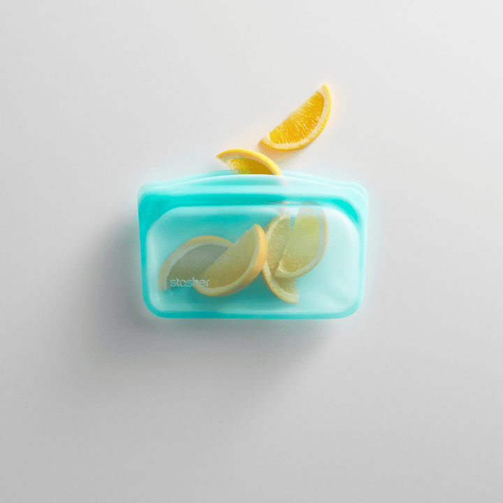 レモンがはいったstasher EZスナックが置かれている写真