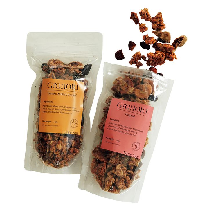 ユーネリスのオリジナルグラノーラ 黒胡麻きな粉グラノーラを置いている写真