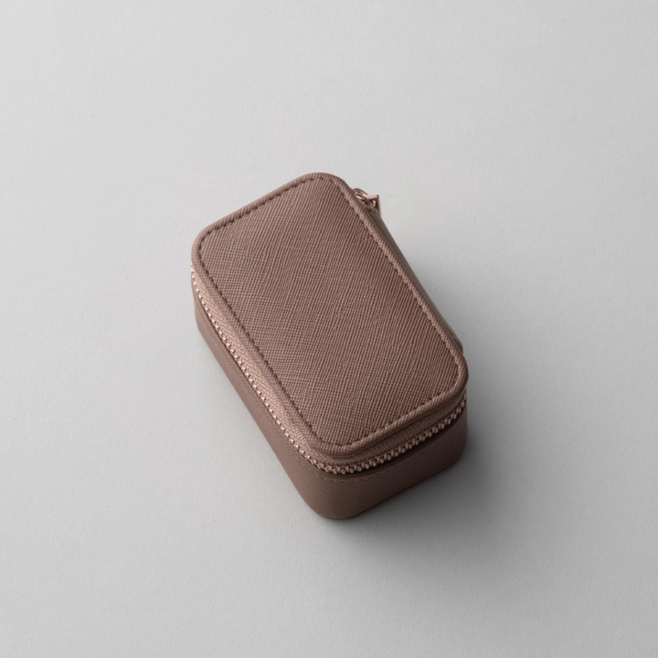 ete マイフェイバリットポーチ Sが置かれている写真