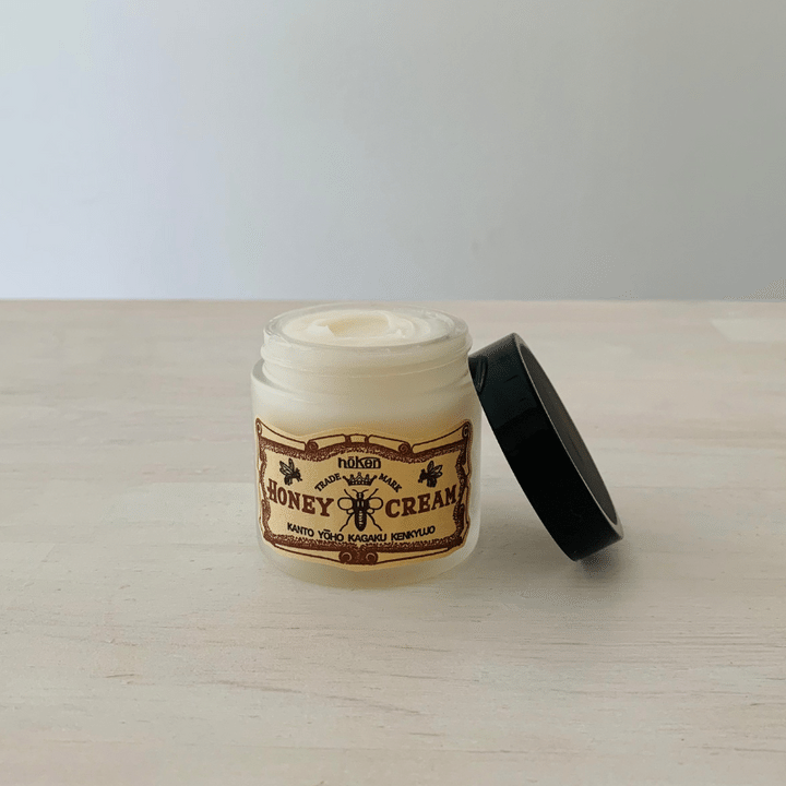 HONEYX シェイビィング ハンド・ボディクリーム 60gが置かれている写真