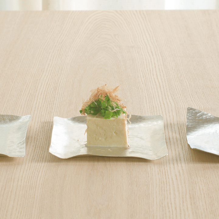 syouryu すずがみ 13×13の上に冷奴が置かれている写真