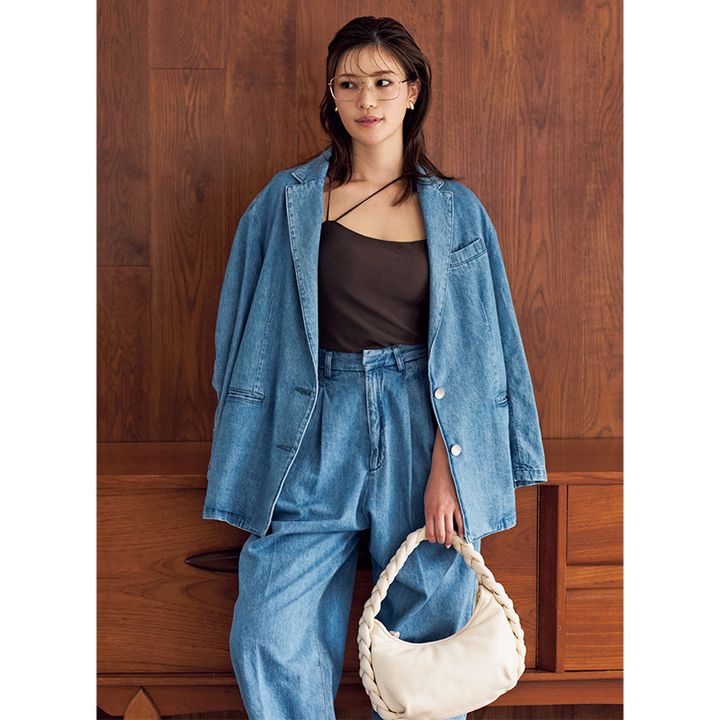 ゆるっとしたデニムのセットアップに細ストラップのキャミソールを合わせたスタイル