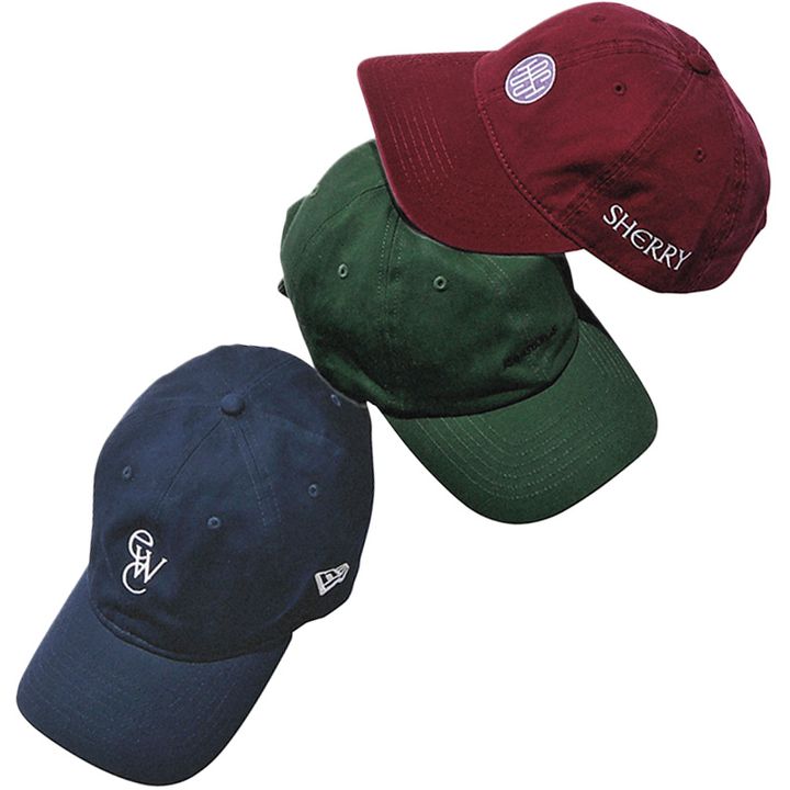 オーシェリーのバーガンディ色のロゴキャップとエイトンステイプルズのグリーンのロゴキャップとエミとニューエラコラボのネイビーのロゴキャップ