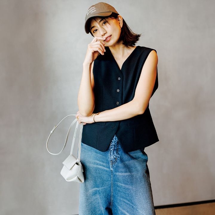 シンゾーンの短丈ジレにデニムを合わせた涼しげコーデの東原亜希さん