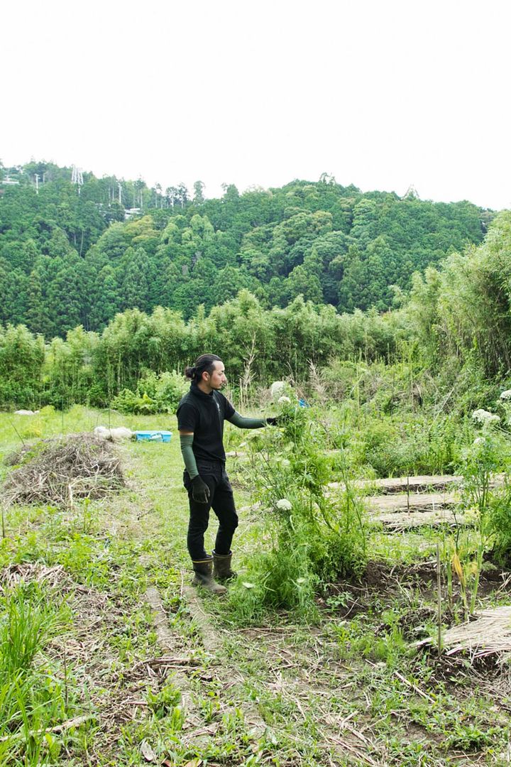 畑に立つ、bekka izuシェフの大塚一樹さん。