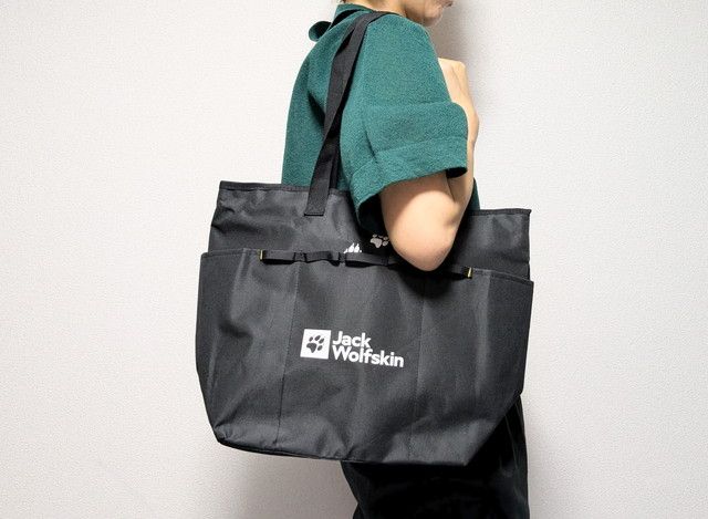 保冷バッグを持ったところ
