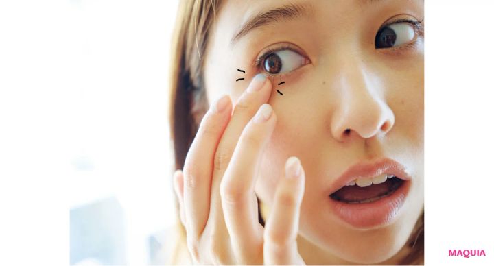 上下のまぶたに指で影色ニュアンスを