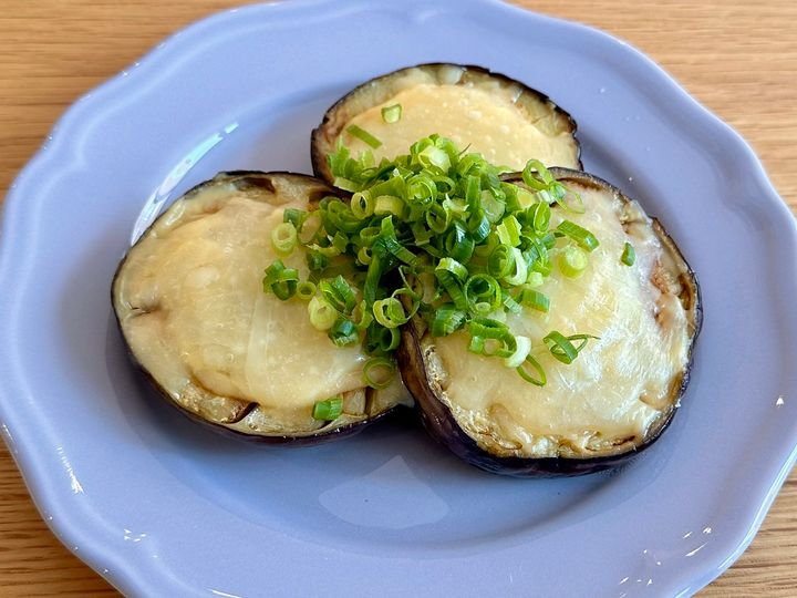 完成した「賀茂ナスのステーキ」（JA全農広報部の公式Xアカウントより）