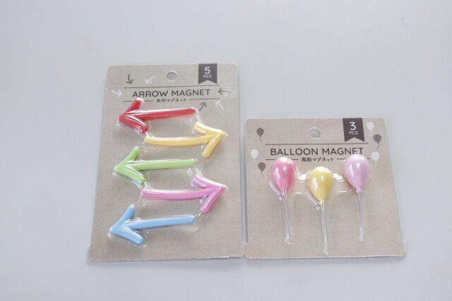 セリアの矢印マグネット 5Pと風船マグネット 3Pのパッケージ