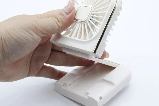 ダイソー スマホスタンドにもなる折りたたみ式ミニ扇風機 スタンド