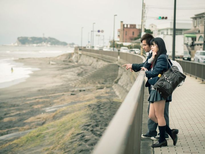 高校生が海辺でデート