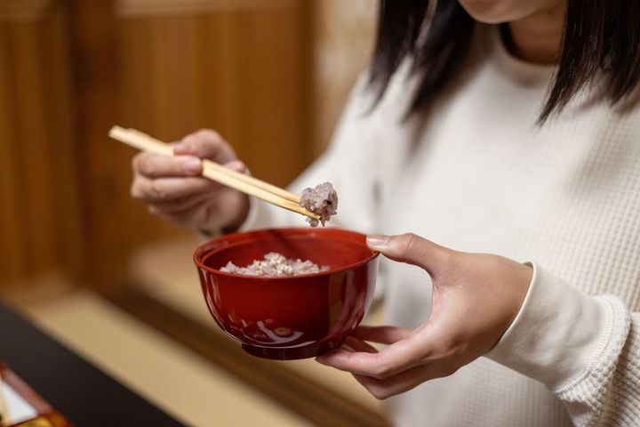 小豆ご飯を食べる女性の手元