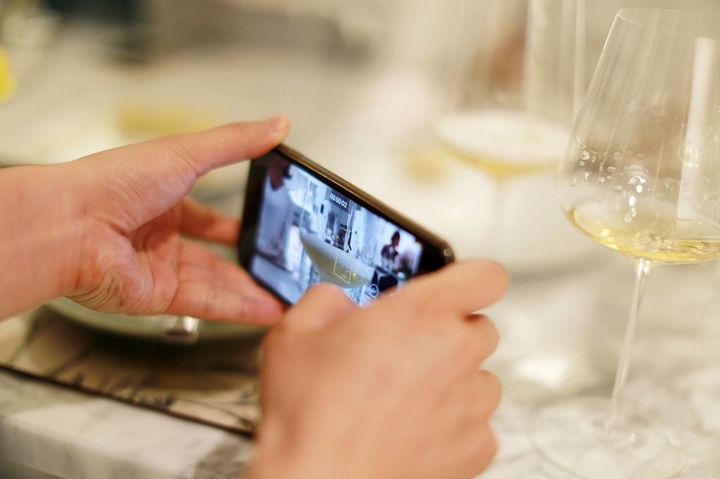 スマホで撮影する手元