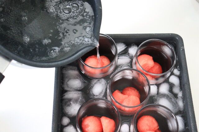 ゼリー液を流し入れる。