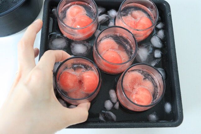 氷水の中でクルクル回して冷やす。