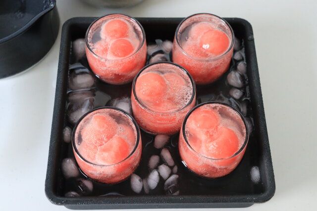 残ったスイカとゼリー液を入れる。