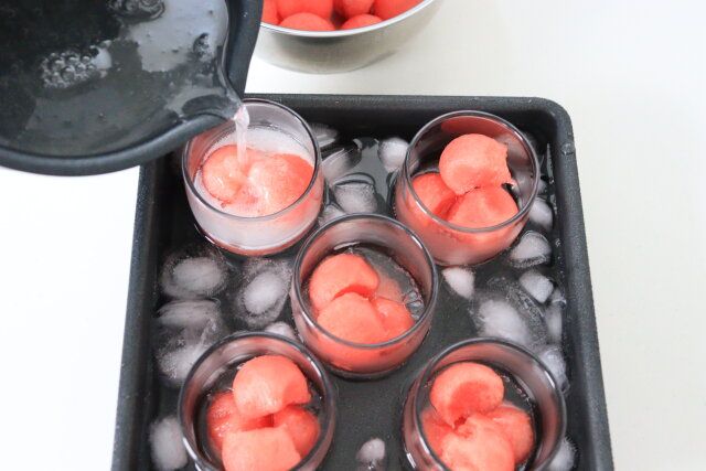 スイカを2個入れ、ゼリー液をスイカが浸かる程度まで入れる。