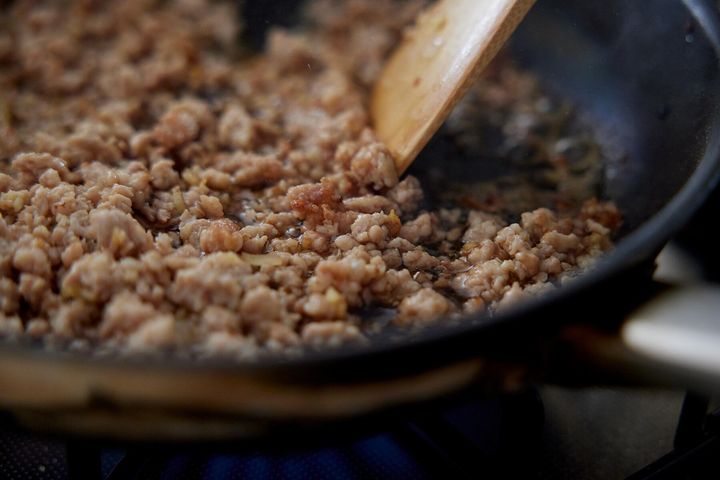 挽き肉を炒める