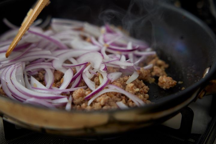 玉ねぎを加える