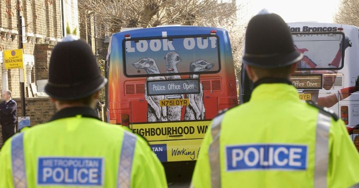 男性がバスに轢かれる事故映像をSNSで使ったサッカーチームに賛否 「いいね」「不謹慎」