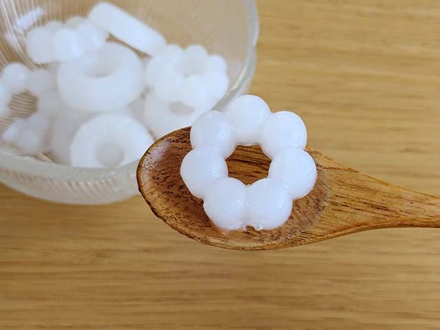 カルディ「杏仁豆腐氷」を型に入れ凍らせたいものをスプーンですくっている様子