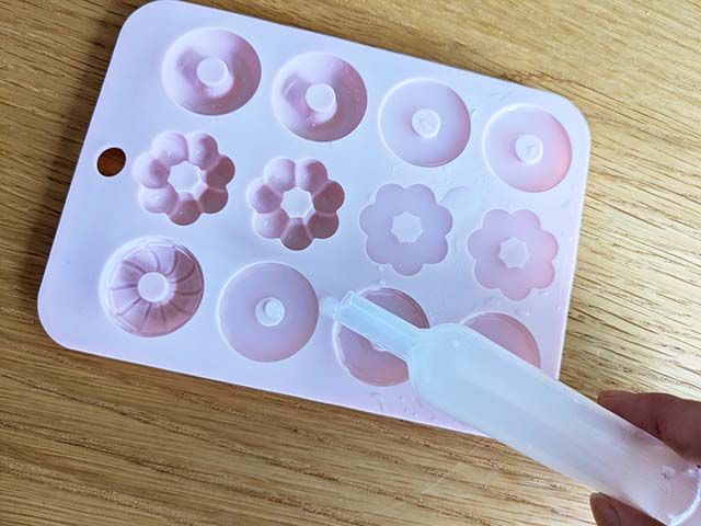 カルディ「杏仁豆腐氷」を型に入れている様子