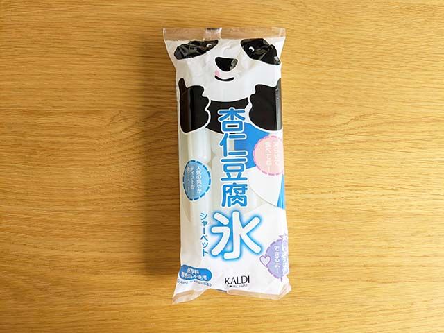 カルディ「杏仁豆腐氷」がテーブルに置かれている様子