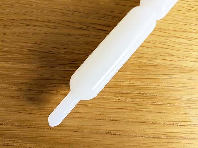 カルディ「杏仁豆腐氷」の先端のアップ。先が細くなっている