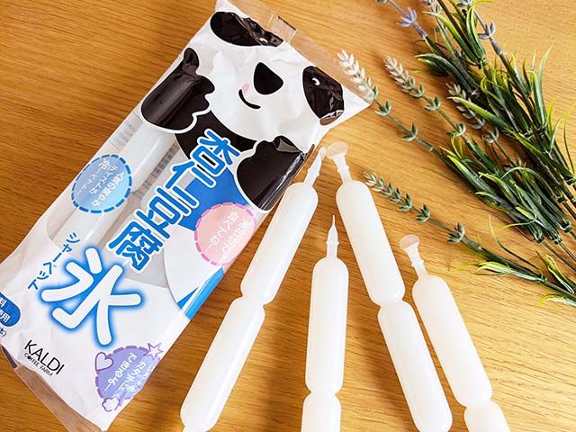 カルディ「杏仁豆腐氷」のパッケージと中身がテーブルに置かれている様子