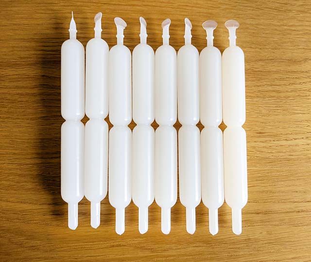 カルディ「杏仁豆腐氷」の中身がテーブルに置かれている様子