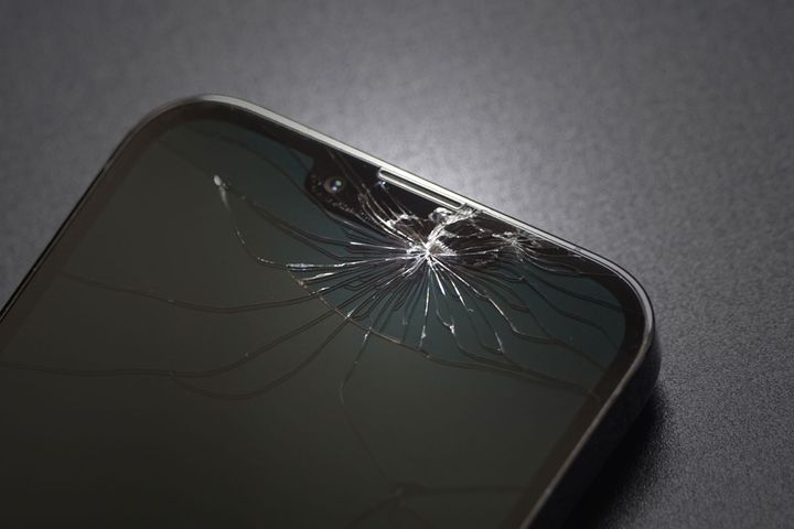 壊れたスマートフォンのイメージ
