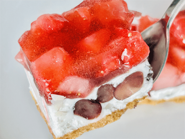 「凍ったまま食べるいちご小豆タルト」フォークアップ