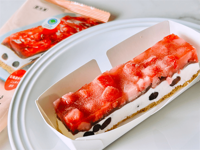 「凍ったまま食べるいちご小豆タルト」パッケージと中身