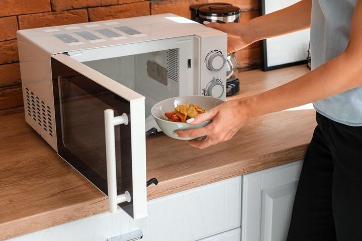 画像: 【手料理に文句ばかりの娘】にキッチンを預けると「キャァァァア！！」娘の悲鳴が聞こえてきて？！