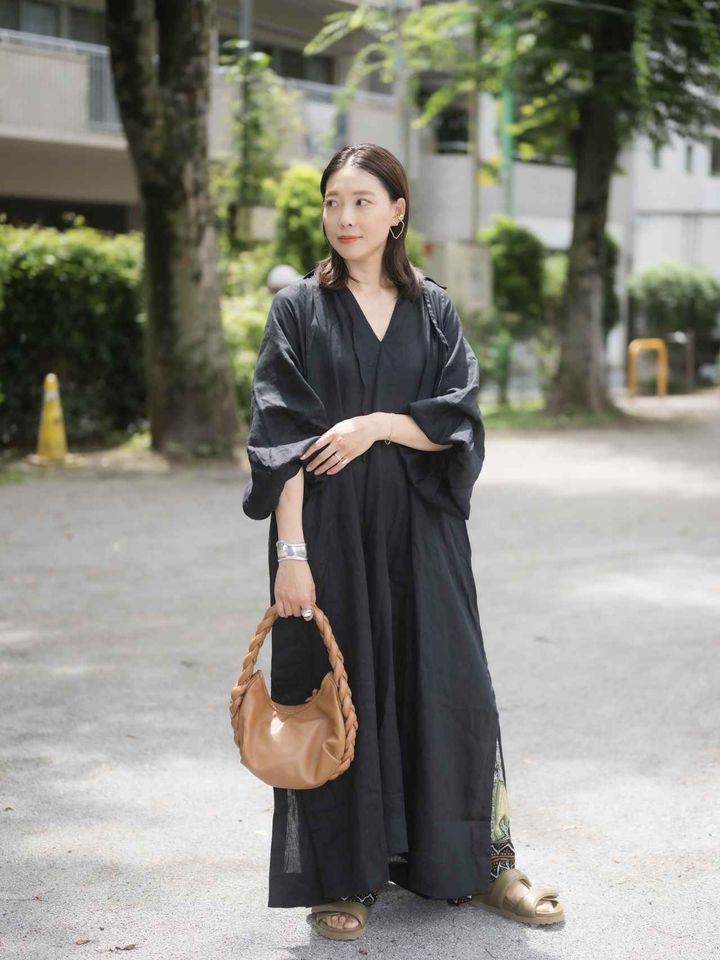 画像: ワンピース￥59,400、パンツ￥30,800ともに【デボーションツインズ】 右手人差し指のリング￥82,500【ノアーク】 その他／すべて本人私物 出典：デボーションツインズ