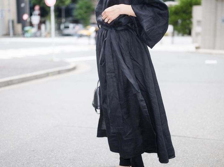 画像: 長くおろせば、ベルトが風に揺られてニュアンスが生まれます。 出典：デボーションツインズ