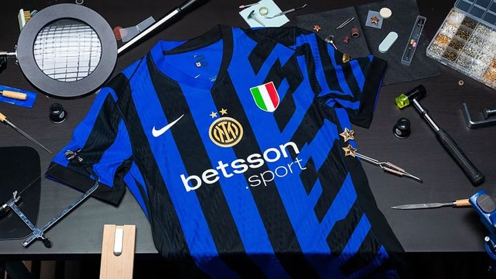 王者インテル、大胆ストライプの2024-25新ユニフォームを発表！新たな胸ロゴは「ギャンブル系」