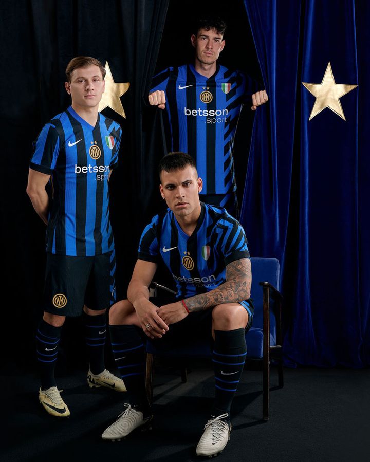 王者インテル、大胆ストライプの2024-25新ユニフォームを発表！新たな胸ロゴは「ギャンブル系」