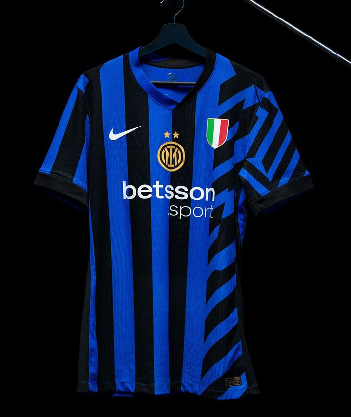 王者インテル、大胆ストライプの2024-25新ユニフォームを発表！新たな胸ロゴは「ギャンブル系」