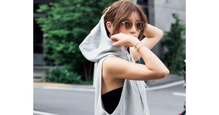 アームホールが深いフーディから黒インナーが覗く肌見せコーデ