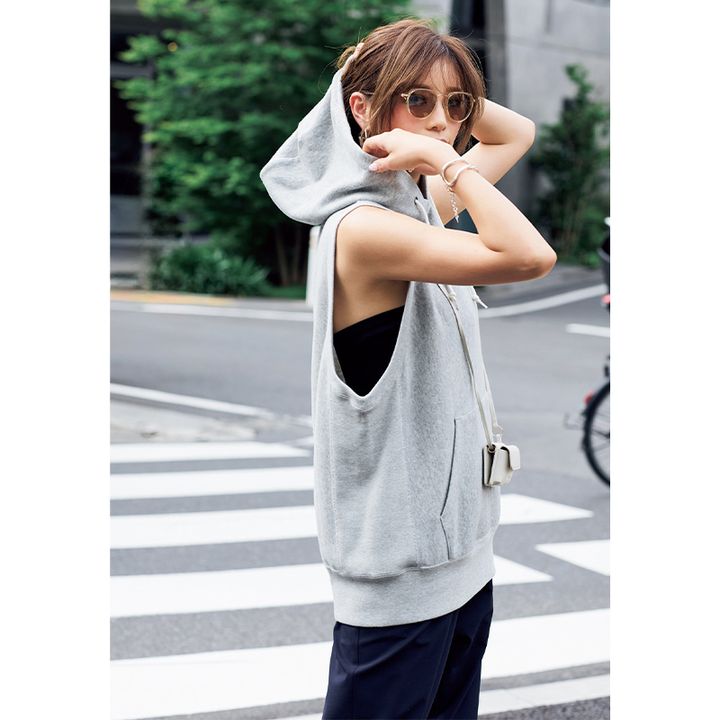 アームホールが深いフーディから黒インナーが覗く肌見せコーデ