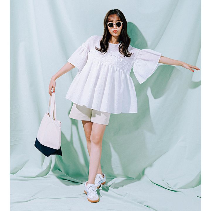 程よいシアー感がオシャレなブラウスで軽やか夏コーデ