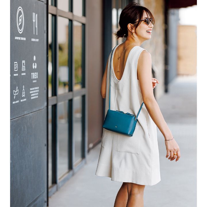 ADAWASの背中あきオールインワンのインナーにニアーニッポンの深Uネックタンクを合わせたオール白コーデの東原亜希さん