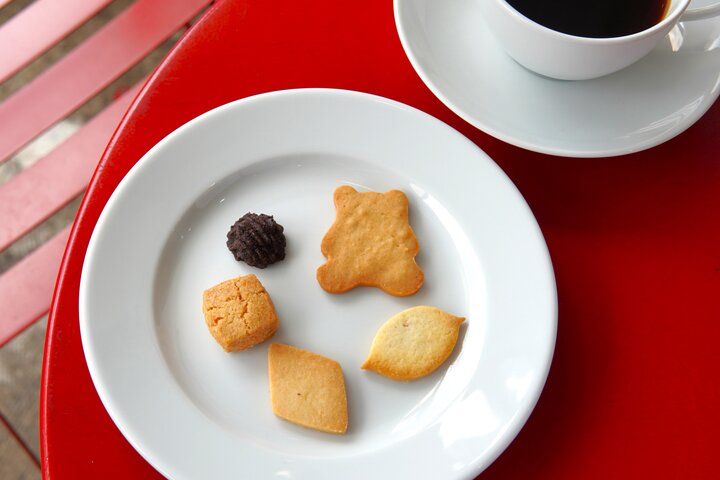 大きな窓越しに鎌倉の風景を見てくつろぐ素敵なカフェ＆ギャラリー「POMPONCAKES GARE」