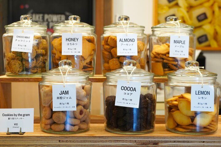 大きな窓越しに鎌倉の風景を見てくつろぐ素敵なカフェ＆ギャラリー「POMPONCAKES GARE」