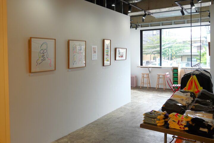 大きな窓越しに鎌倉の風景を見てくつろぐ素敵なカフェ＆ギャラリー「POMPONCAKES GARE」