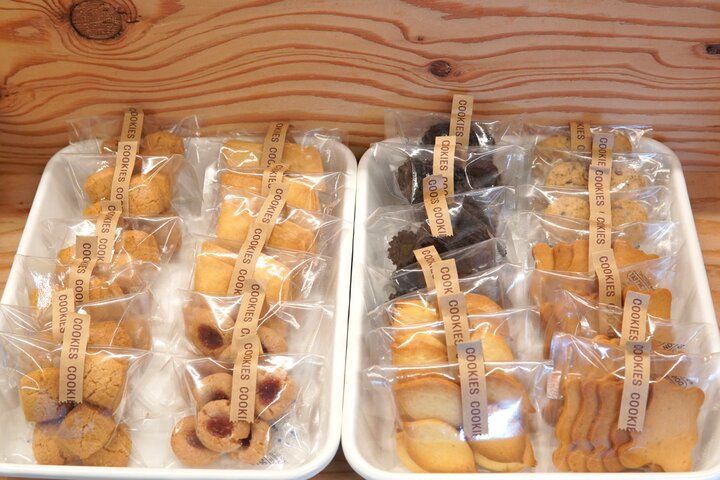 大きな窓越しに鎌倉の風景を見てくつろぐ素敵なカフェ＆ギャラリー「POMPONCAKES GARE」